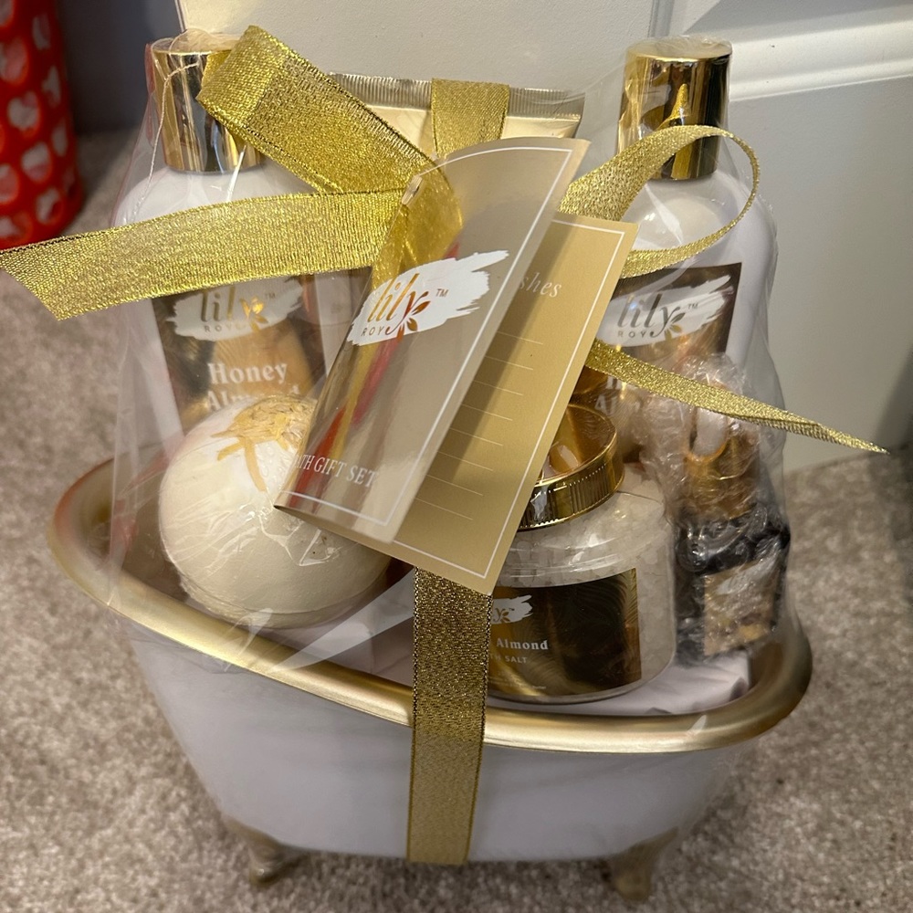 Lily Roy bath gift set